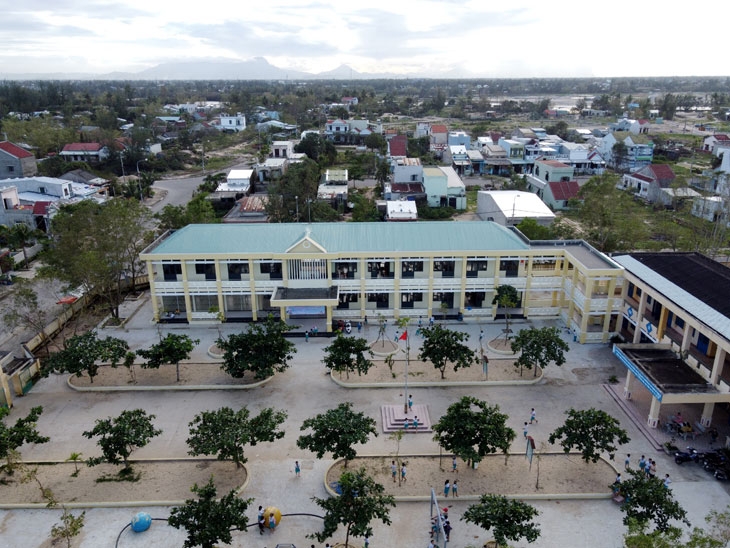 Hoa nở từ vùng đất đầy ký ức đau thương