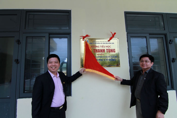 Hoa nở từ vùng đất đầy ký ức đau thương