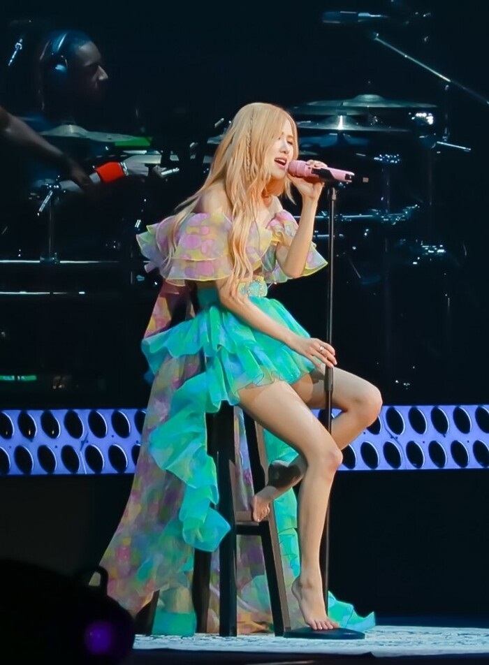 Rosé (BLACKPINK) và những khoảnh khắc khoe đôi chân thon dài “vạn người mê”