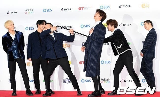 Loạt tạo dáng khó đỡ chiếm trọn spotlight thảm đỏ của Loạt tạo dáng khó đỡ chiếm trọn spotlight thảm đỏ của