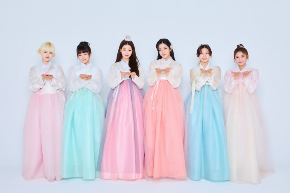 Sao Hàn ngày 1/2/2022: IVE diện Hanbok truyền thống chúc mừng năm mới 2022 Sao Hàn ngày 1/2/2022: IVE diện Hanbok truyền thống chúc mừng năm mới 2022