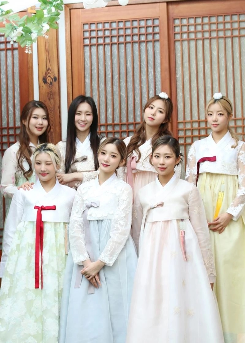 Ngắm dàn idol K-pop trong bộ Hanbok truyền thống đón Tết Nguyên đán 2022 Ngắm dàn idol K-pop trong bộ Hanbok truyền thống đón Tết Nguyên đán 2022