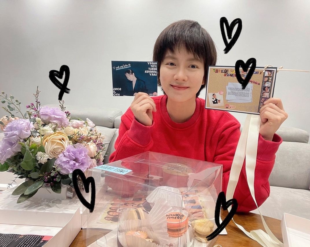 Sao Hàn ngày 7/2/2022: Song Ji Hyo cùng người hâm mộ kỷ niệm 21 năm debut