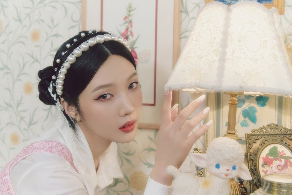 Sao Hàn ngày 10/3/2022: Seulgi và Joy (Red Velvet) gây sốt với tạo hình búp bê trong 