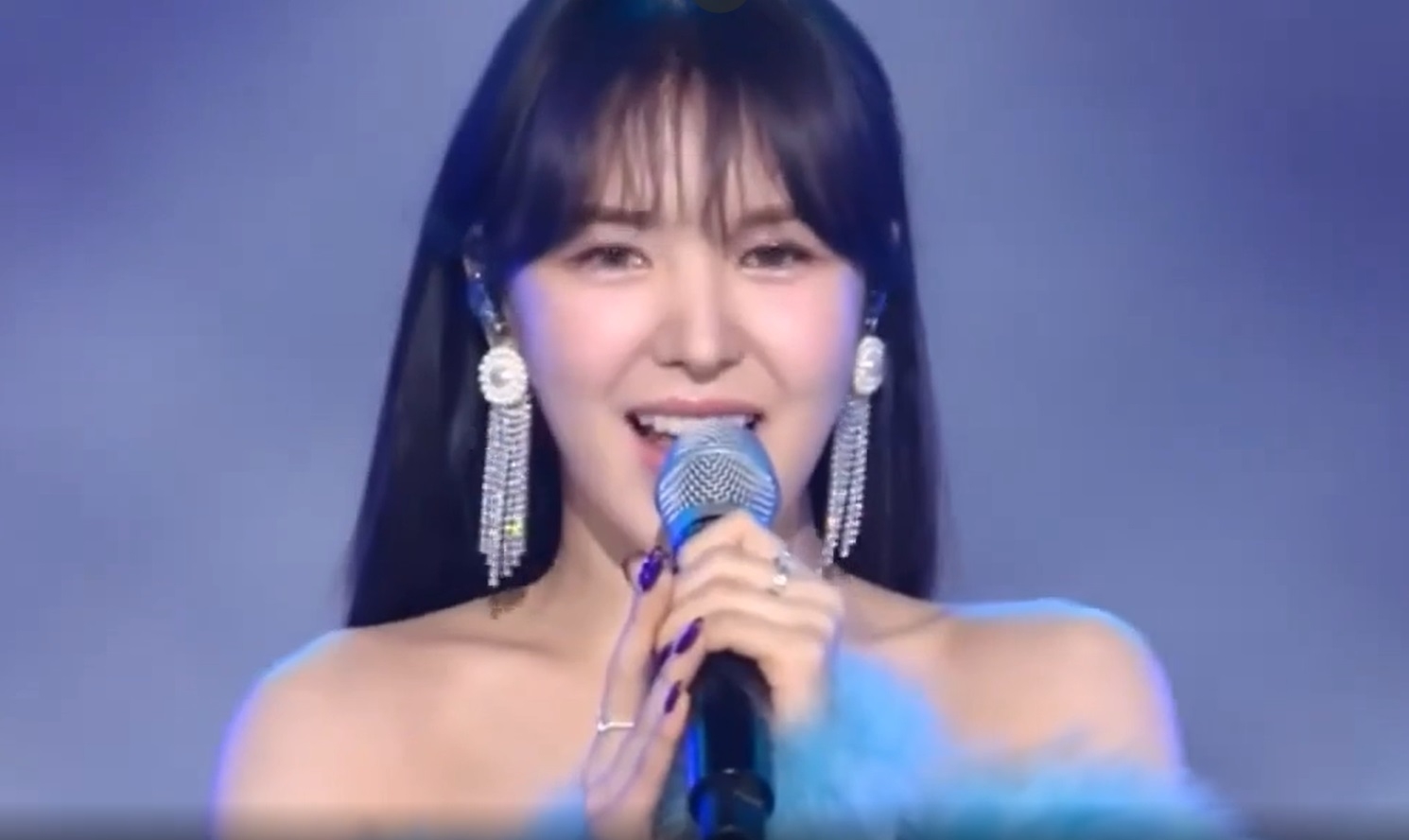 Sao Hàn ngày 27/12: Kim Sun Ah đăng ảnh tưởng nhớ cô bạn thân Sulli