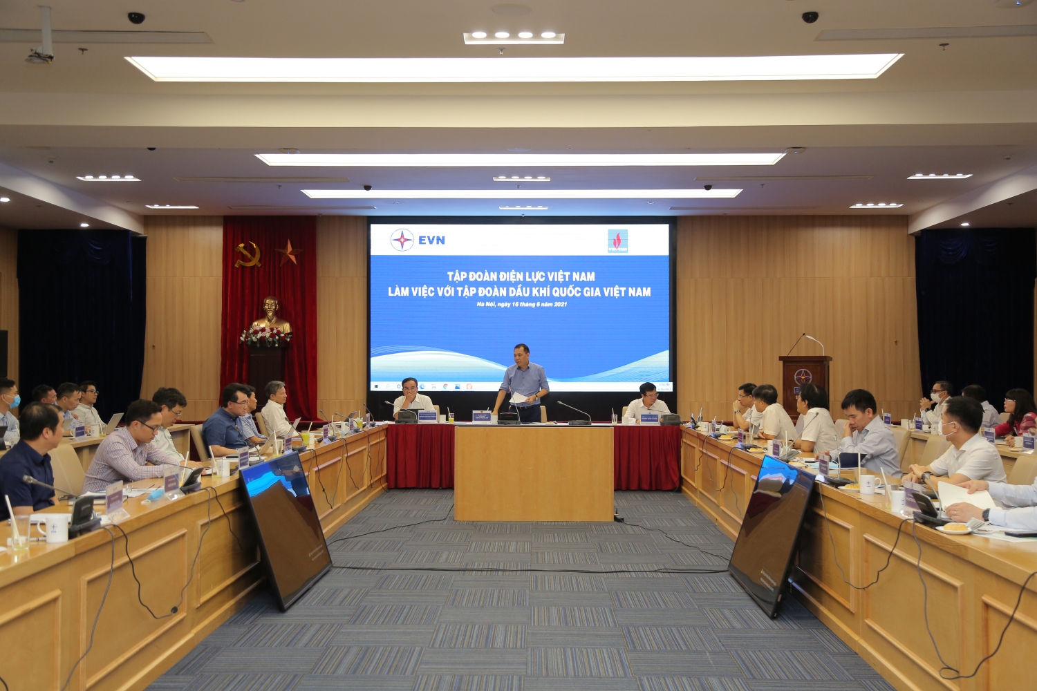 Tăng cường mối quan hệ hợp tác giữa Petrovietnam và EVN