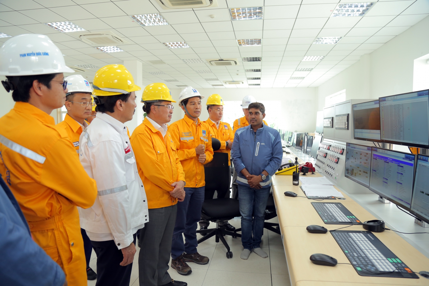 Chủ tịch HĐTV Petrovietnam Hoàng Quốc Vượng kiểm tra chuỗi dự án kho chứa LNG Thị Vải Chủ tịch HĐTV Petrovietnam Hoàng Quốc Vượng kiểm tra chuỗi dự án kho chứa LNG Thị Vải