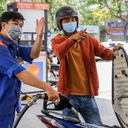 Tin tức kinh tế ngày 21/3: Giá xăng dầu đồng loạt giảm