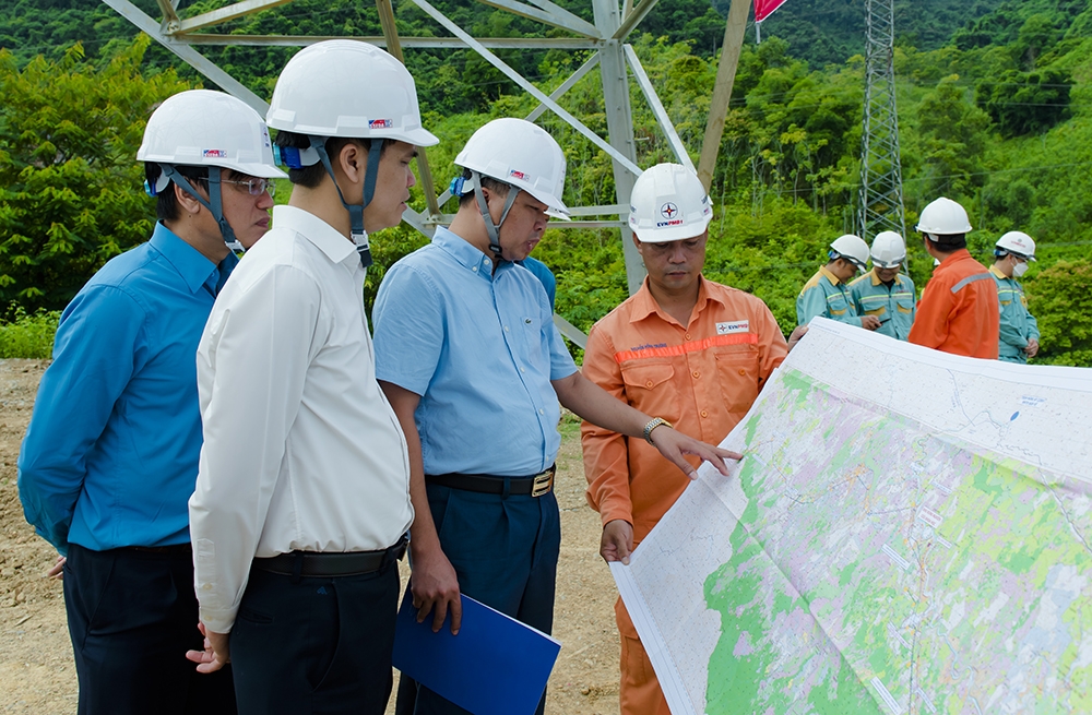 Phó Chủ tịch Tổng LĐLĐ Việt Nam động viên lực lượng thi công Dự án đường dây 220kV Nậm Mô - Tương Dương