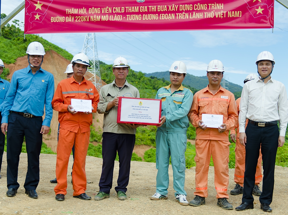 Phó Chủ tịch Tổng LĐLĐ Việt Nam động viên lực lượng thi công Dự án đường dây 220kV Nậm Mô - Tương Dương