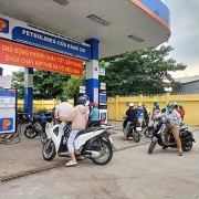 Tin tức kinh tế ngày 16/10: Petrolimex kiến nghị giảm số lượng đầu mối, phân phối xăng dầu