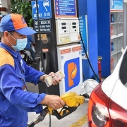 Tin tức kinh tế ngày 19/10: Bộ Công Thương đề nghị Bộ Tài chính phối hợp gỡ khó cho DN kinh doanh xăng dầu