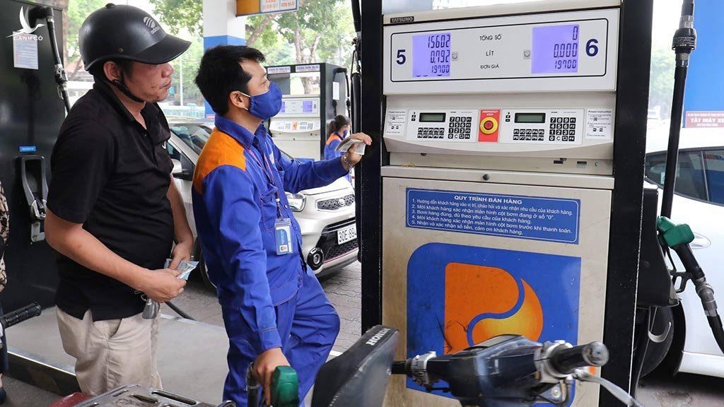 Xử lý nghiêm, toàn diện vi phạm kinh doanh xăng dầu