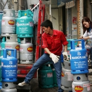 Tin tức kinh tế ngày 1/11: Giá gas vượt kỷ lục 500.000 đồng/bình 12kg