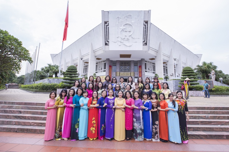 phu nu dau khi tham bao tang lich su ho chi minh va khu di tich phu chu tich
