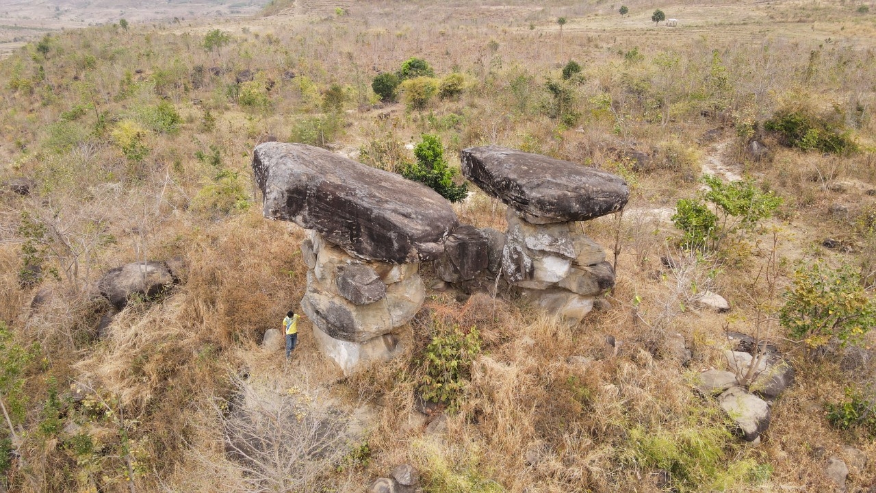 Chiêm ngưỡng hòn đá chồng ở Chư Don