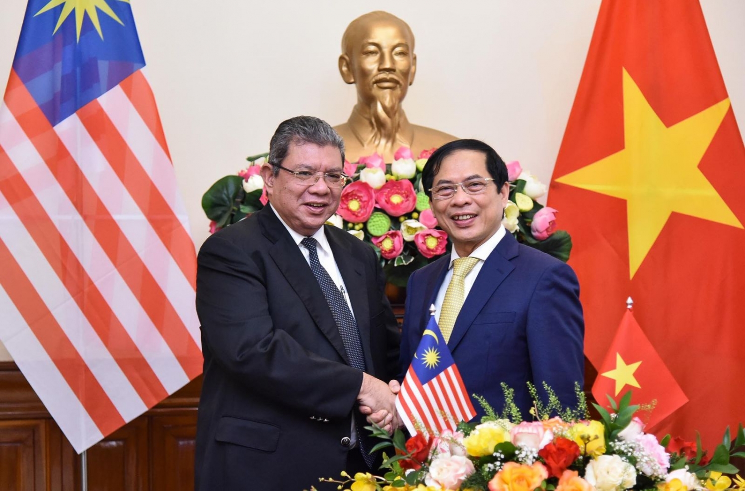 Bộ trưởng Bùi Thanh Sơn hội đàm với Bộ trưởng Ngoại giao Malaysia Saifuddin Abdullah