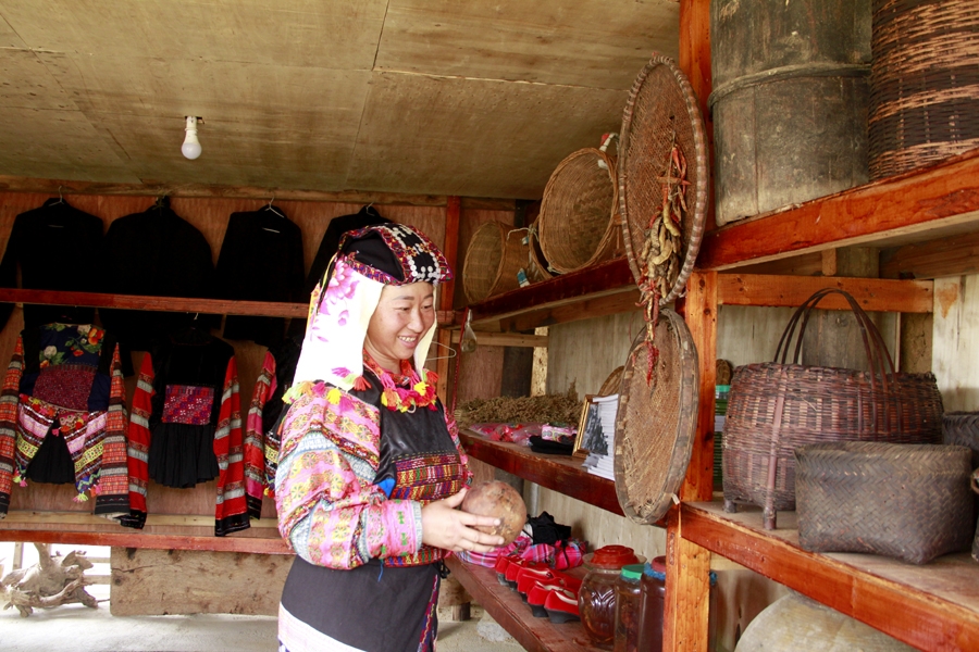 Khám phá ngôi làng cổ tích dưới chân núi rồng