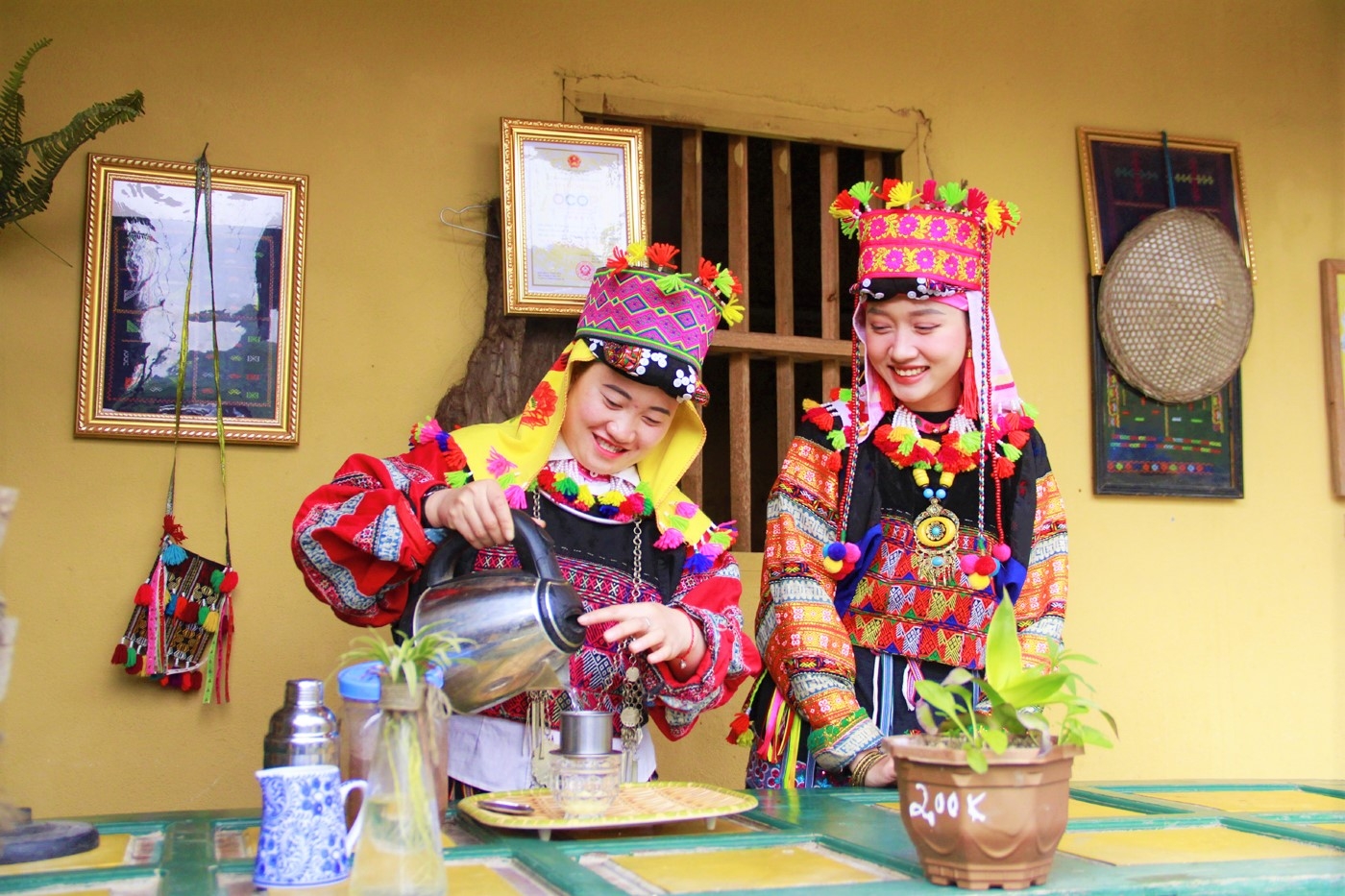 Khám phá ngôi làng cổ tích dưới chân núi rồng