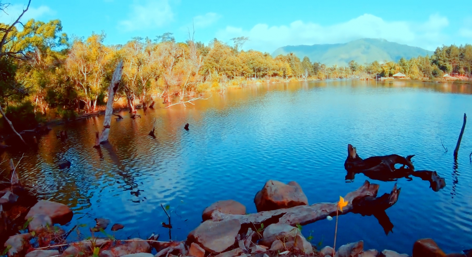 Vẻ đẹp hoang sơ của hồ Noong U, huyện Điện Biên Đông Vẻ đẹp hoang sơ của hồ Noong U, huyện Điện Biên Đông