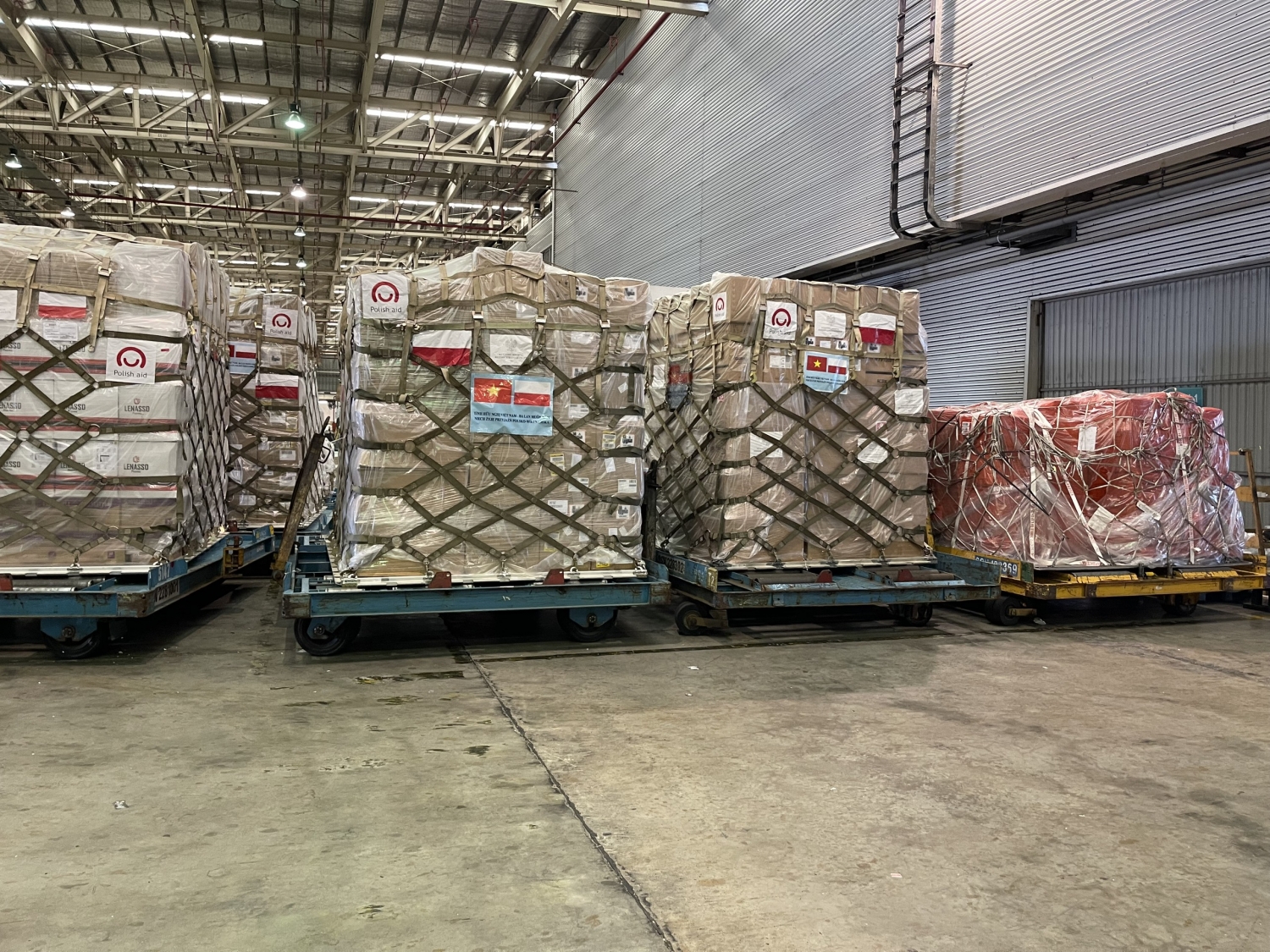 Việt Nam tiếp nhận lô thiết bị y tế trị giá gần 4 triệu USD do Chính phủ Ba Lan trao tặng