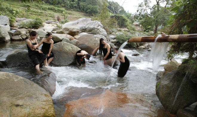 Trải nghiệm tắm suối nước nóng ở Phong Dụ Thượng Trải nghiệm tắm suối nước nóng ở Phong Dụ Thượng