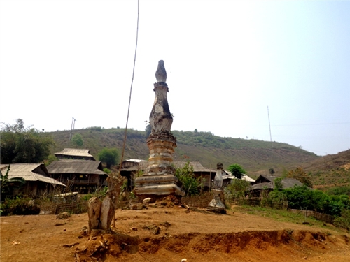 Tháp cổ 500 tuổi ở Mường Bám Tháp cổ 500 tuổi ở Mường Bám