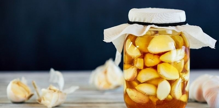 Cách làm tỏi ngâm mật ong và những lợi ích sức khỏe tuyệt vời Cách làm tỏi ngâm mật ong và những lợi ích sức khỏe tuyệt vời