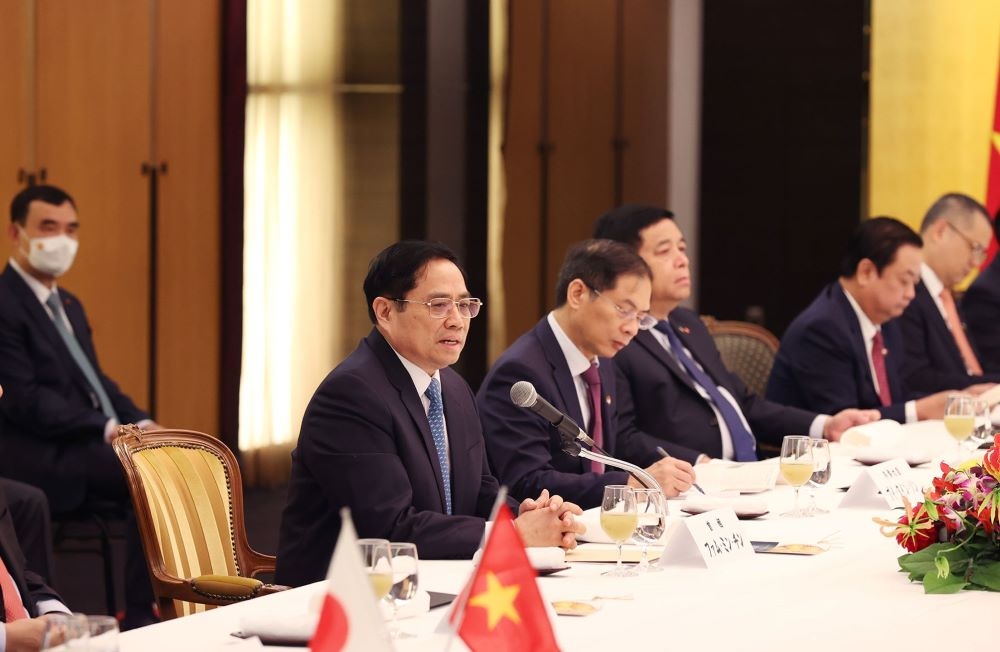 Thủ tướng Phạm Minh Chính gặp cựu Thủ tướng Nhật Bản Suga Yoshihide và Chủ tịch Liên minh Nghị sỹ Hữu nghị Nhật - Việt Nikai Toshihiro