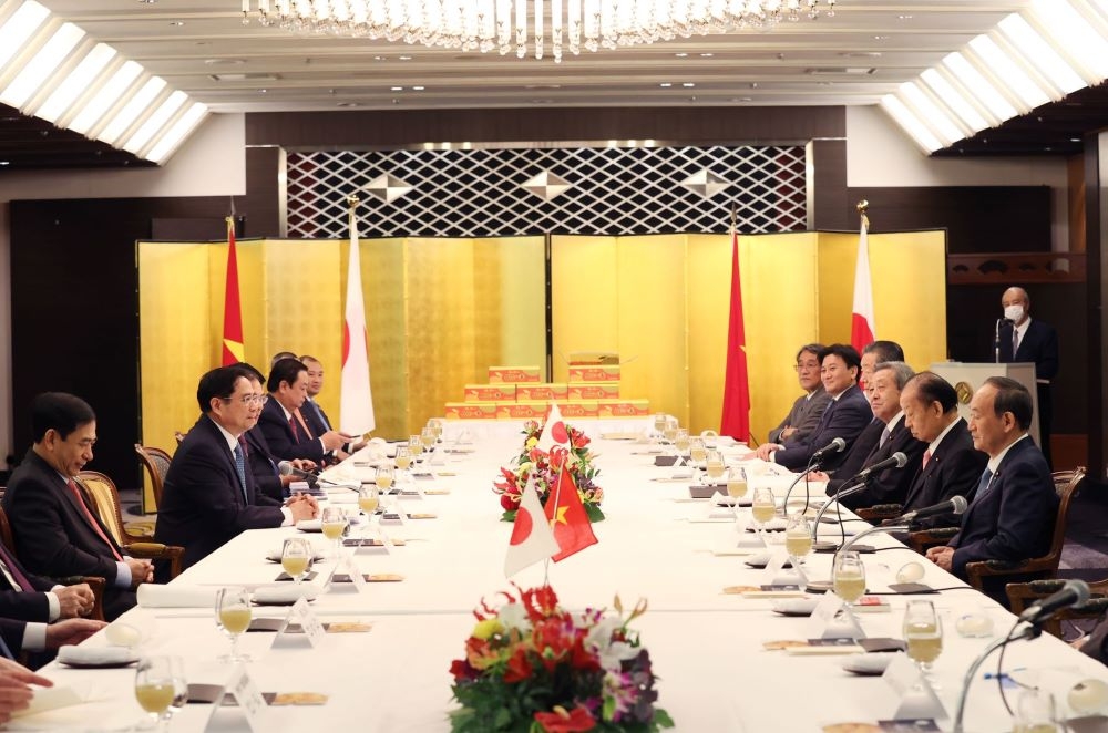 Thủ tướng Phạm Minh Chính gặp cựu Thủ tướng Nhật Bản Suga Yoshihide và Chủ tịch Liên minh Nghị sỹ Hữu nghị Nhật - Việt Nikai Toshihiro