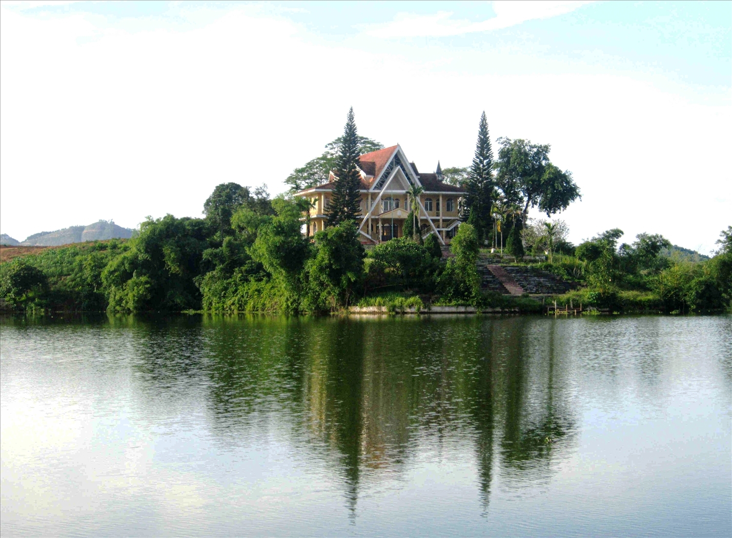 Chiêm ngưỡng đầm Ao Châu in bóng mây trời Chiêm ngưỡng đầm Ao Châu in bóng mây trời