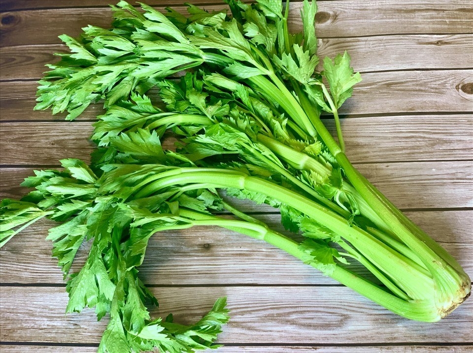 Những lợi ích sức khỏe “thần kỳ” từ nước ép cần tây