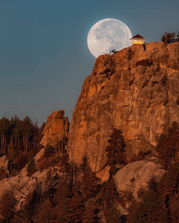 Hình ảnh siêu thực về mặt trăng khổng lồ trong sa mạc