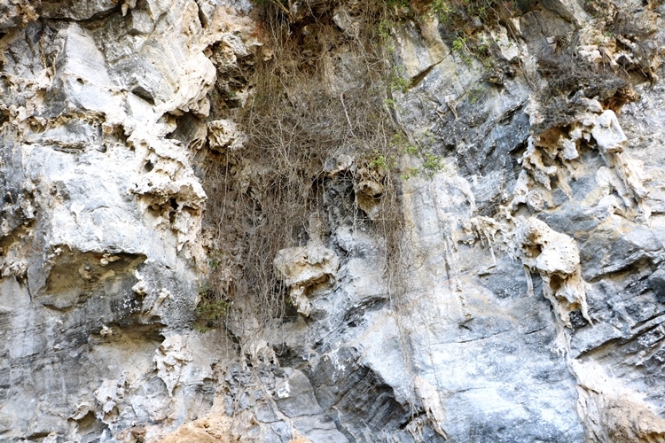 Ngỡ ngàng trước vẻ đẹp kỳ vĩ của hang động Khó Chua La Ngỡ ngàng trước vẻ đẹp kỳ vĩ của hang động Khó Chua La