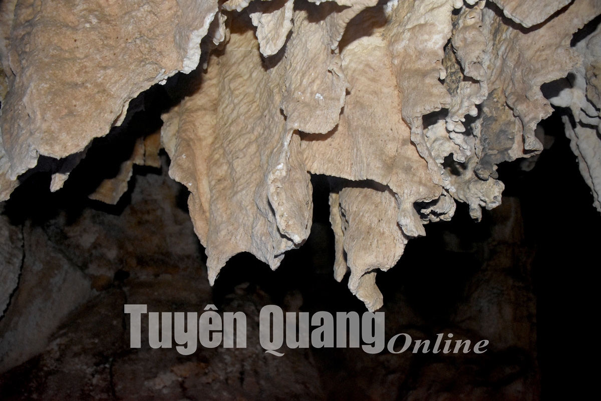 Khám phá vẻ đẹp hang Thẳm Nặm