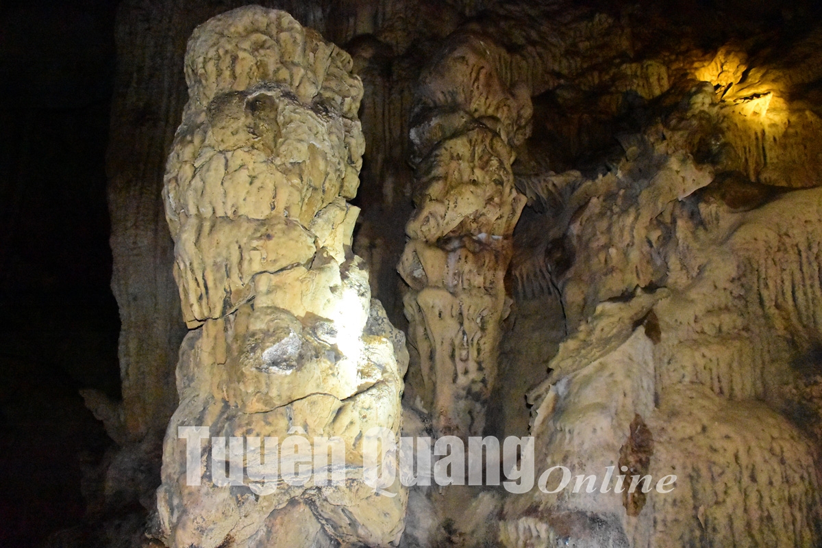 Khám phá vẻ đẹp hang Thẳm Nặm