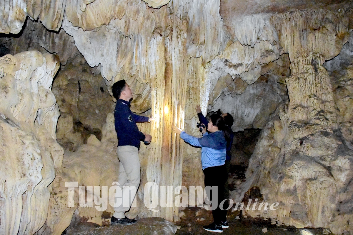 Khám phá vẻ đẹp hang Thẳm Nặm