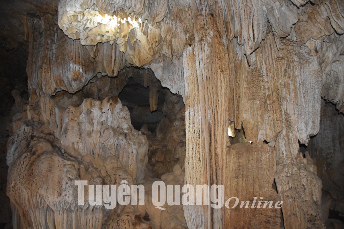 Khám phá vẻ đẹp hang Thẳm Nặm