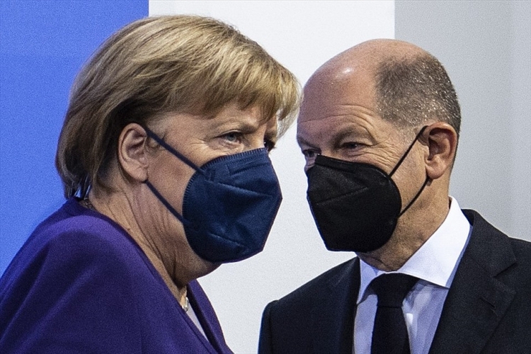 Thủ tướng Đức chỉ trích chính sách năng lượng của “bà đầm thép Merkel”