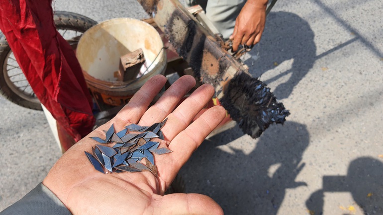 Kinh hãi với hàng trăm mảnh nhọn hoắt rải đầy trên cầu vượt ở TPHCM - 3 Kinh hãi với hàng trăm mảnh nhọn hoắt rải đầy trên cầu vượt ở TPHCM - 3