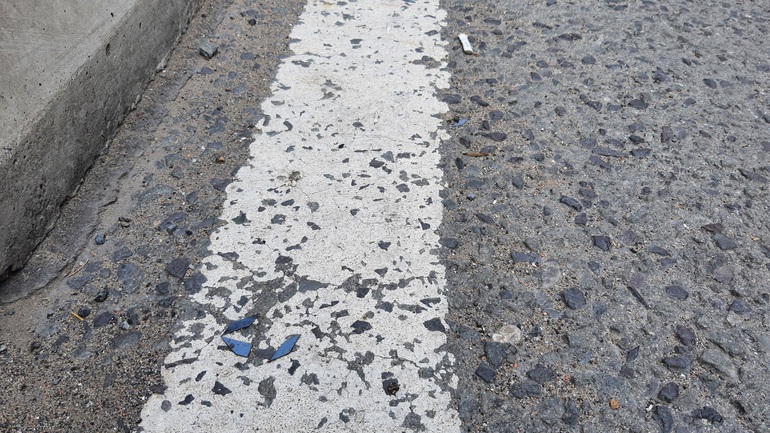 Kinh hãi với hàng trăm mảnh nhọn hoắt rải đầy trên cầu vượt ở TPHCM - 2 Kinh hãi với hàng trăm mảnh nhọn hoắt rải đầy trên cầu vượt ở TPHCM - 2