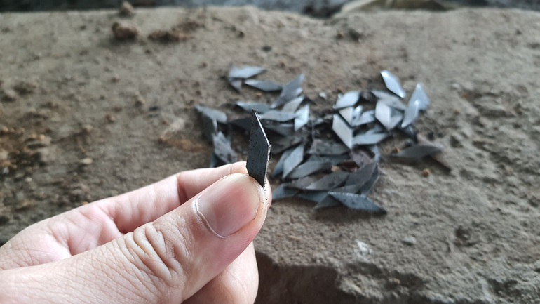 Kinh hãi với hàng trăm mảnh nhọn hoắt rải đầy trên cầu vượt ở TPHCM - 4 Kinh hãi với hàng trăm mảnh nhọn hoắt rải đầy trên cầu vượt ở TPHCM - 4