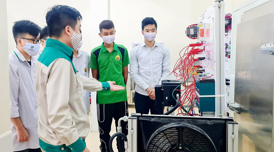 Thích ứng với nhu cầu sử dụng lao động