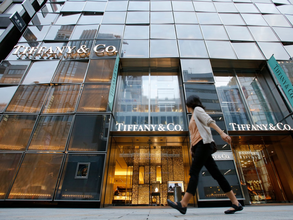 Tòa Tiffany &amp; Co. tại quận Ginza của Tokyo. Ảnh: Toru Hanai/Reuters