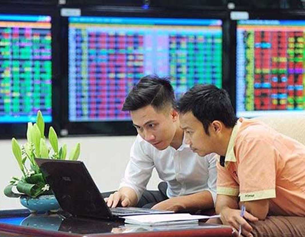 Các nhà đầu tư cẩn trọng áp lực điều chỉnh khi VN-Index lên vùng 1.100- 1.120 điểm. Ảnh: BSC