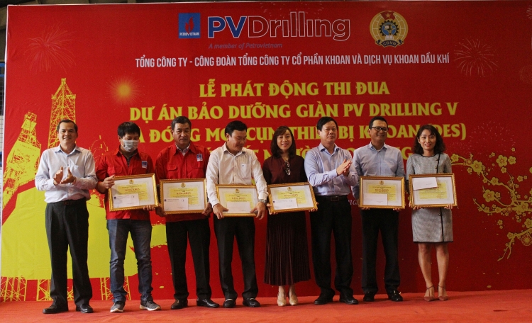 PV Drilling tổ chức Lễ phát động thi đua cao điểm giàn khoan PV DRILLING V và chúc Tết xuân Tân Sửu năm 2021 PV Drilling phát động thi đua cao điểm dự án đóng mới cụm thiết bị khoan (DES) và bảo dưỡng/tái khởi động giàn PV DRILLING V- chúc Tết NLĐ