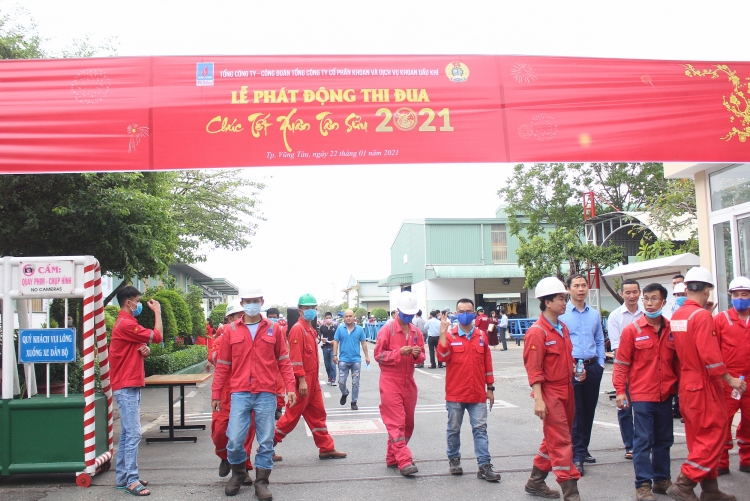 PV Drilling tổ chức Lễ phát động thi đua cao điểm giàn khoan PV DRILLING V và chúc Tết xuân Tân Sửu năm 2021 PV Drilling phát động thi đua cao điểm dự án đóng mới cụm thiết bị khoan (DES) và bảo dưỡng/tái khởi động giàn PV DRILLING V- chúc Tết NLĐ