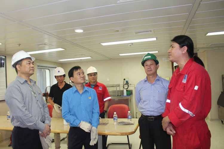 PV Drilling tổ chức Lễ phát động thi đua cao điểm giàn khoan PV DRILLING V và chúc Tết xuân Tân Sửu năm 2021 PV Drilling phát động thi đua cao điểm dự án đóng mới cụm thiết bị khoan (DES) và bảo dưỡng/tái khởi động giàn PV DRILLING V- chúc Tết NLĐ