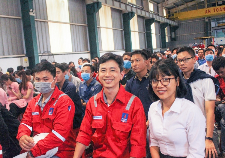 PV Drilling tổ chức Lễ phát động thi đua cao điểm giàn khoan PV DRILLING V và chúc Tết xuân Tân Sửu năm 2021 PV Drilling phát động thi đua cao điểm dự án đóng mới cụm thiết bị khoan (DES) và bảo dưỡng/tái khởi động giàn PV DRILLING V- chúc Tết NLĐ