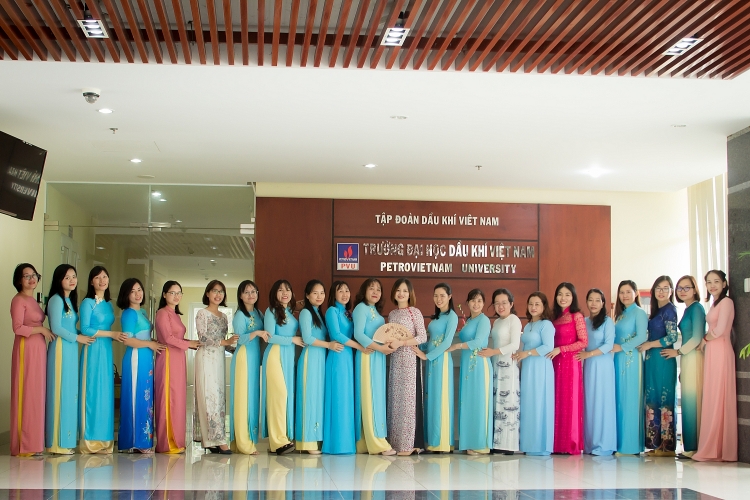 Nữ cán bộ, giảng viên PVU hưởng ứng “Tuần lễ áo dài Việt Nam”